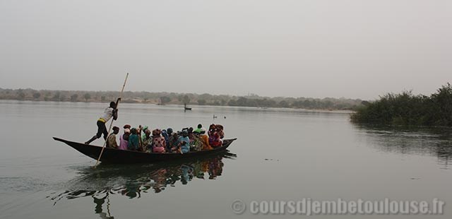 en pirogue sur le Niger